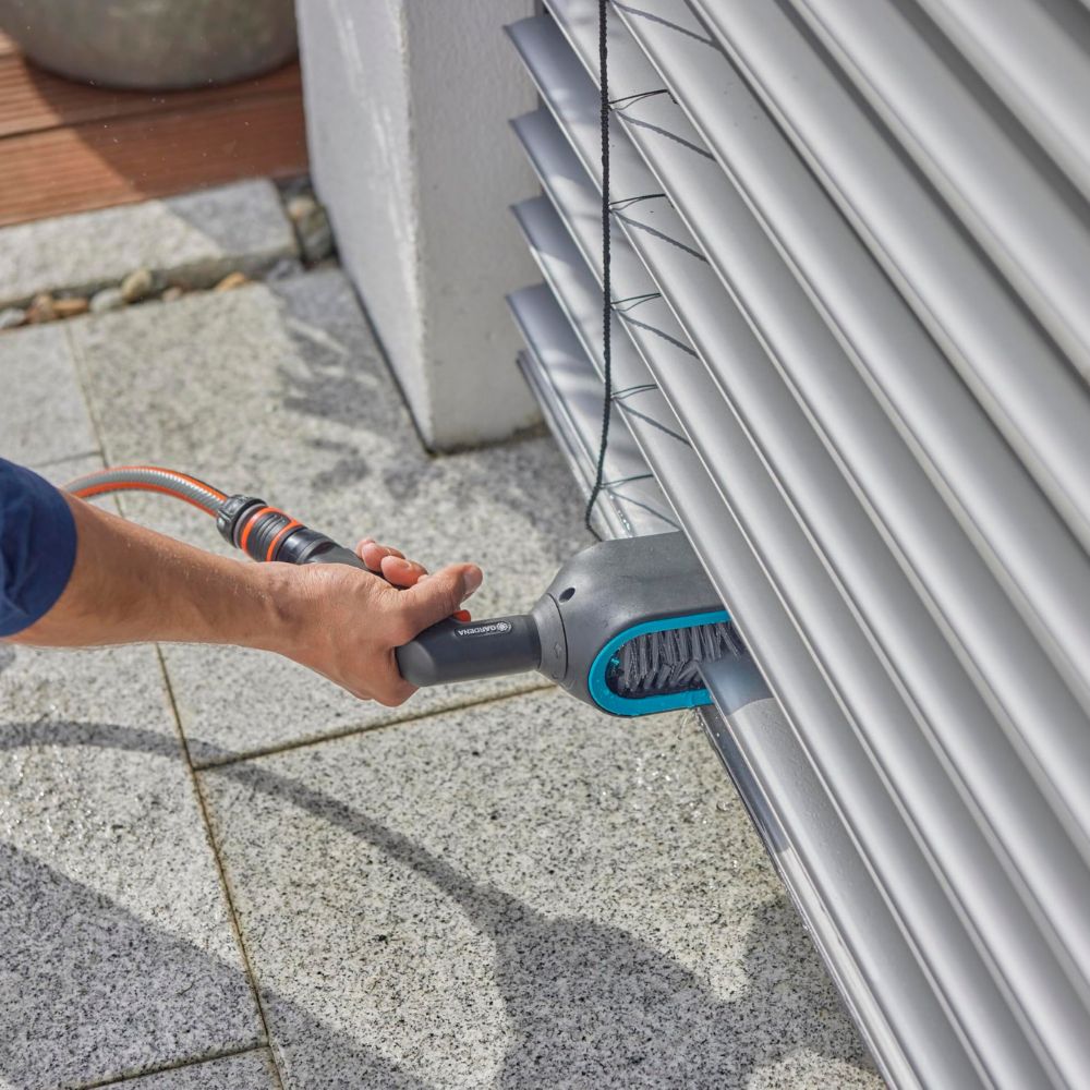 Gardena Cleansystem Jalousienbürste: Reinigungsbürste, drehbarer Bürstenkopf mit Wasseranschluss
