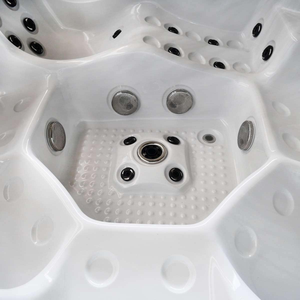 Outdoor whirlpool OASIS MAXI with cover &amp; step: 52 massage jets, LED, speaker, Bluetooth
