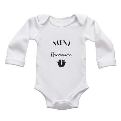 MINI Nachname - Baby Body zur 'Schwangerschaftsverkündung' | Personalisiertes Body: Langarm, Weiß (0-3M)