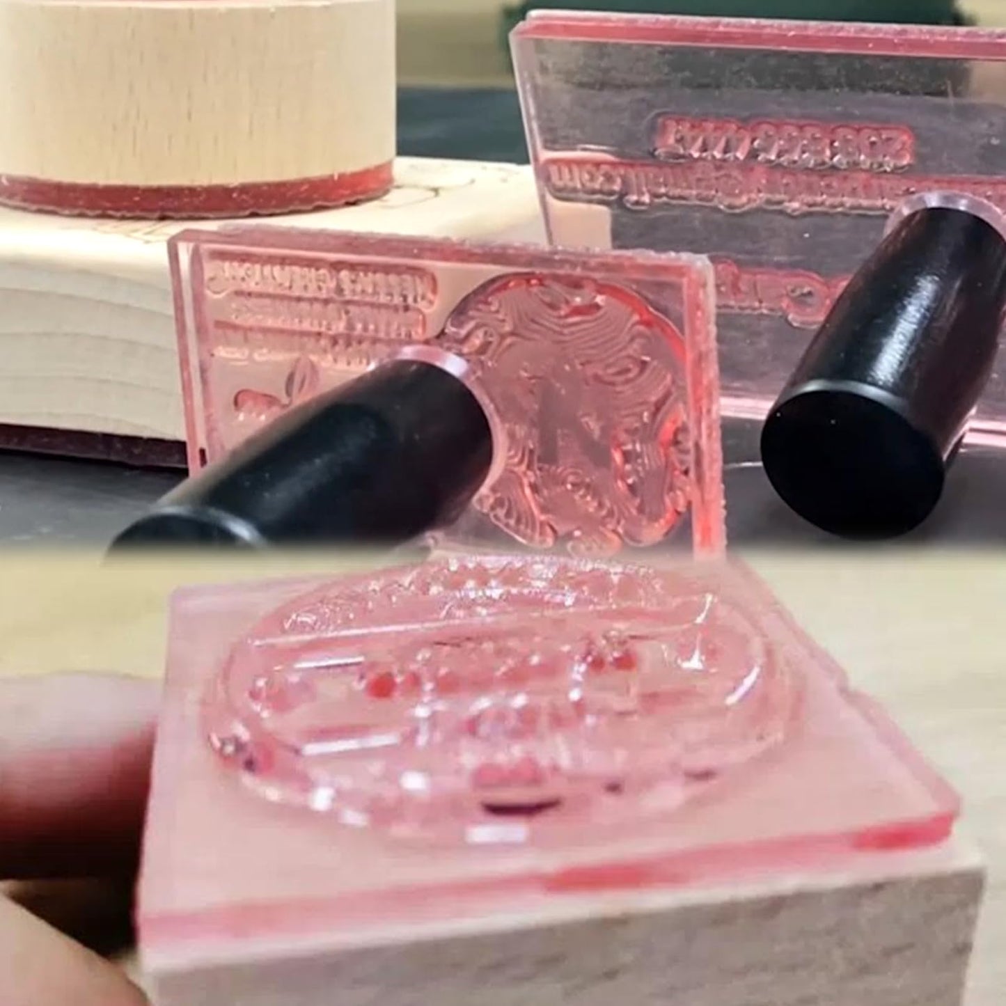 Personalisierter Gummistempel mit Holzgriff (Logo und Namen) für Privat & Unternehmen